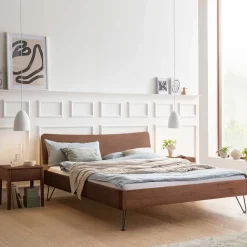 Wohnen Doppelbett aus Nussbaum mit Stahlfüßen - Gedessa