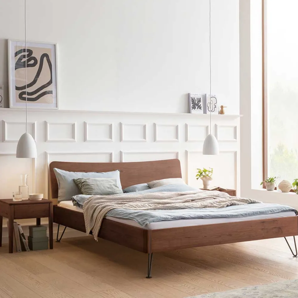 Wohnen Doppelbett aus Nussbaum mit Stahlfüßen - Gedessa