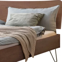 Wohnen Doppelbett aus Nussbaum mit Stahlfüßen - Gedessa