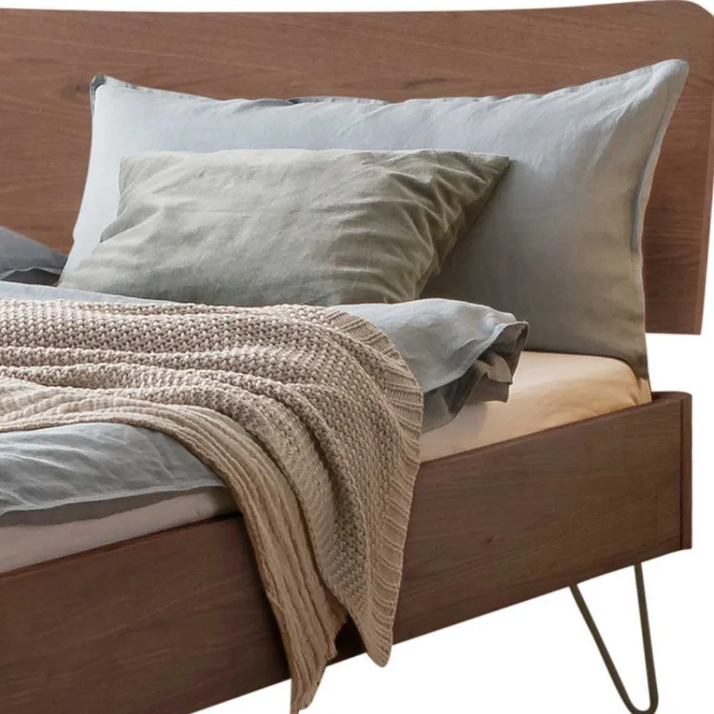 Wohnen Doppelbett aus Nussbaum mit Stahlfüßen - Gedessa