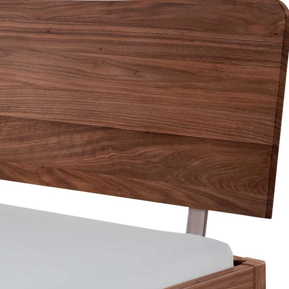 Wohnen Doppelbett aus Nussbaum mit Stahlfüßen - Gedessa