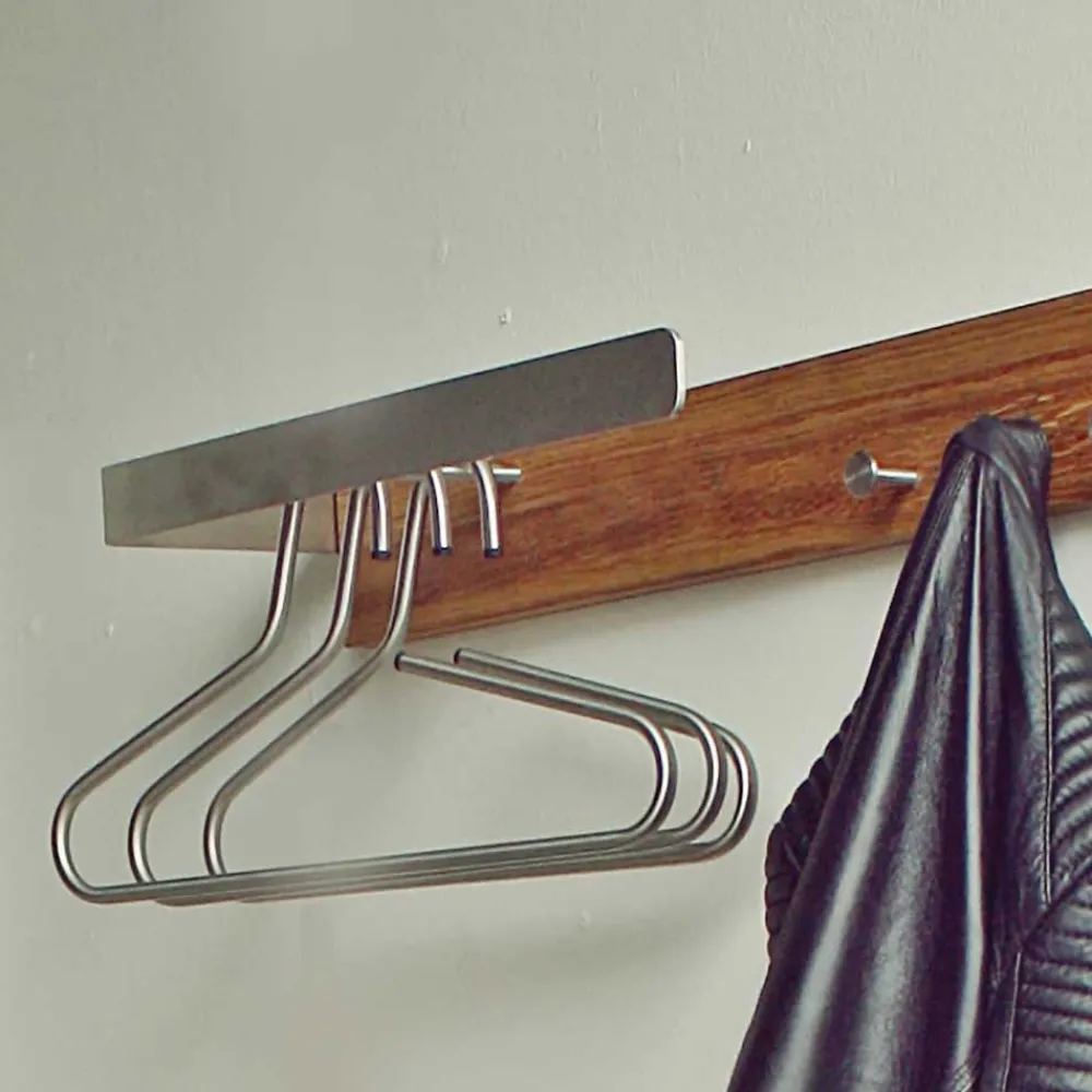 Wohnen Elegante Hängegarderobe aus Eichenholz - Skowera