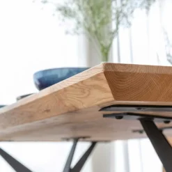 Wohnen Eleganter Esszimmertisch aus massivem Eichenholz - Licium