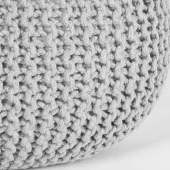 Wohnen Skandinavische Möbel|Sessel & Hocker*Hellgrauer Hocker mit Strickstoff Bezug - Udjaca