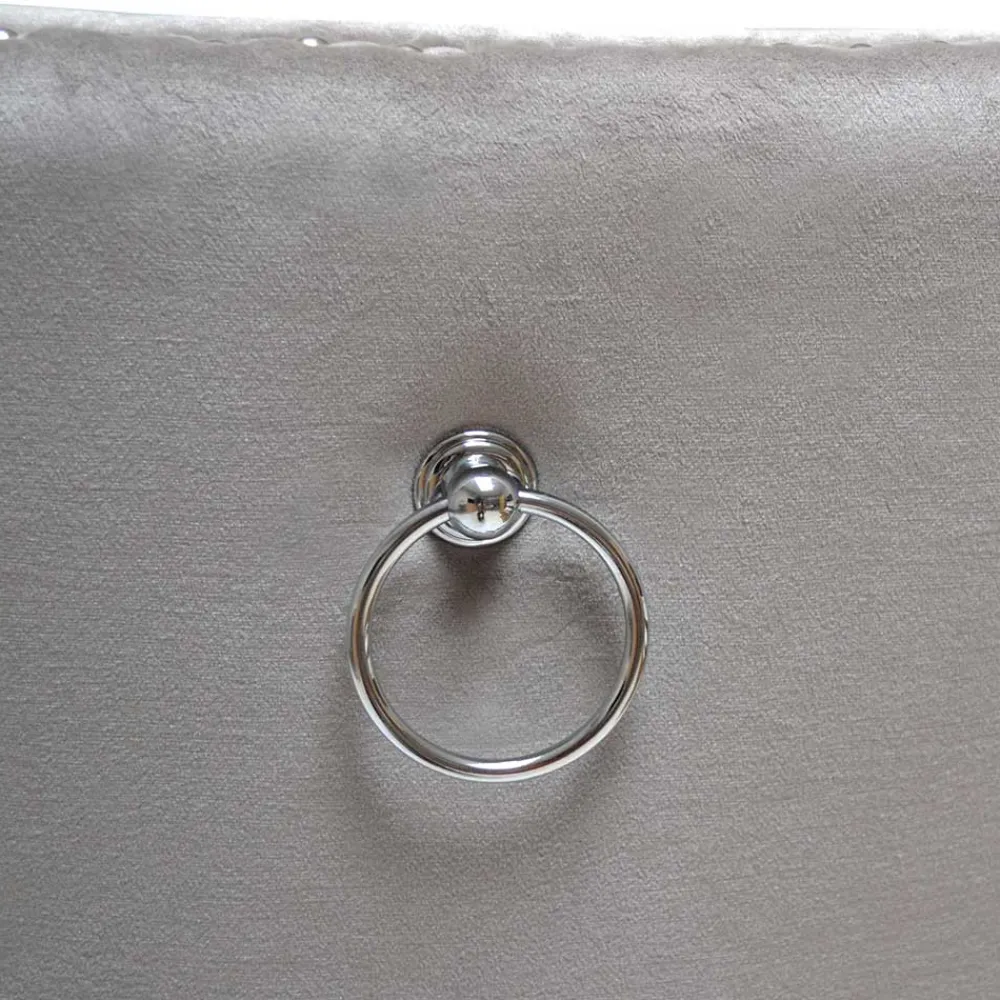 Wohnen Küchenstühle|Esszimmerstühle*Hellgrauer Polsterstuhl mit Knöpfen & Nieten - Hokulani