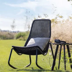 Wohnen Rattanmöbel*Skandi Schaukelstuhl aus Kunstrattan in Schwarz - Vurgos