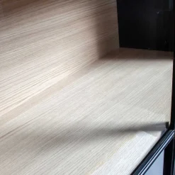 Wohnen Vitrinenschrank in Kiefer und Schwarz - Angoro